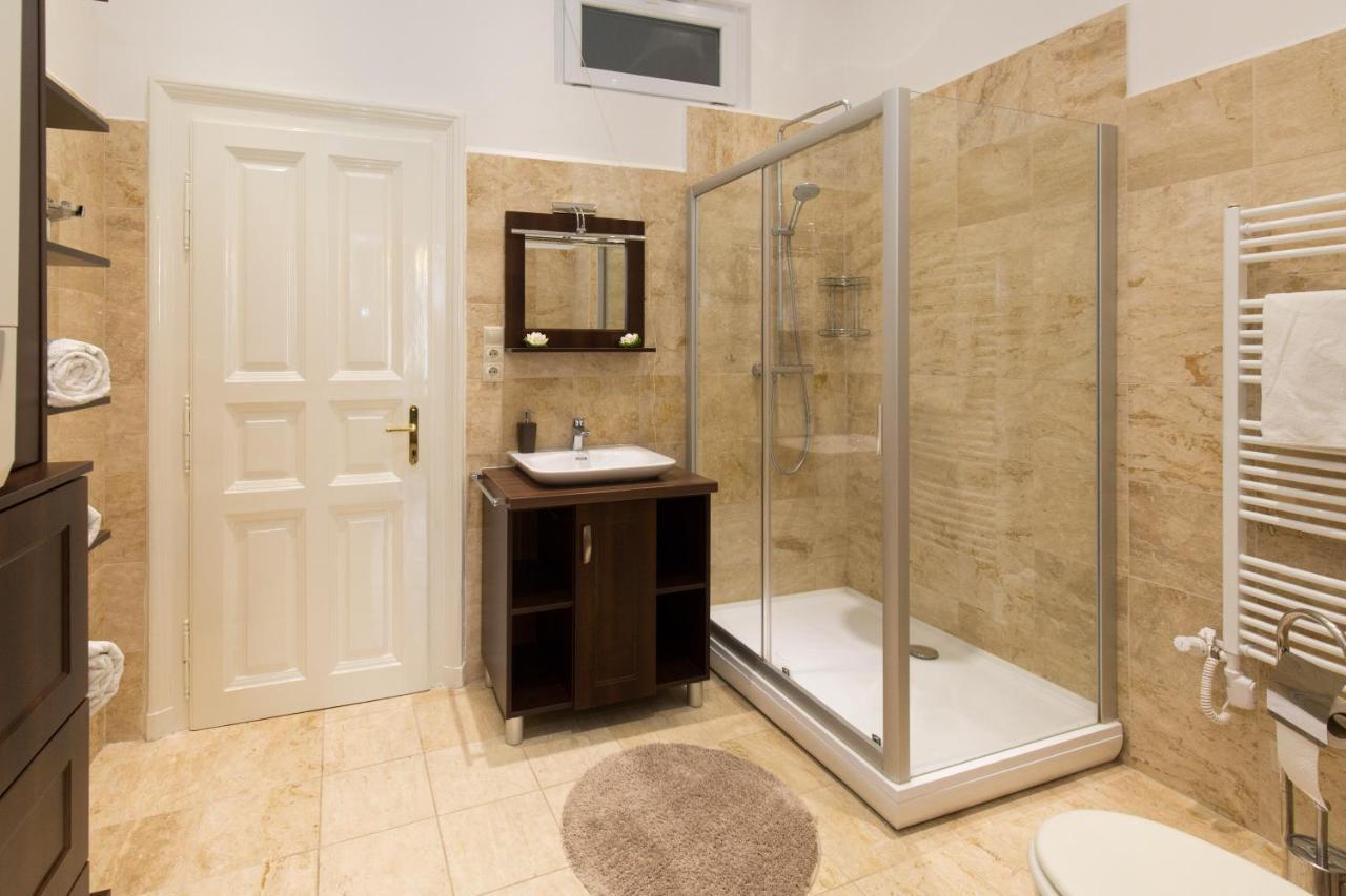 Elegant Apartment With Buda Castle View Budapest Eksteriør bilde